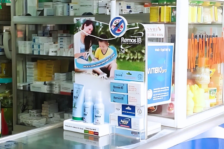 Booth trưng bày & giới thiệu sản phẩm được đặt ngay bàn tư vấn tại nhà thuốc.