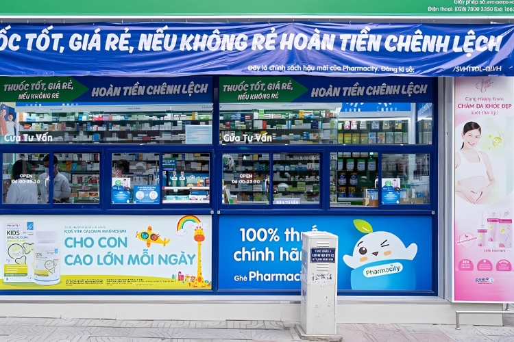 Poster, banner quảng cáo gắn bên ngoài nhà thuốc