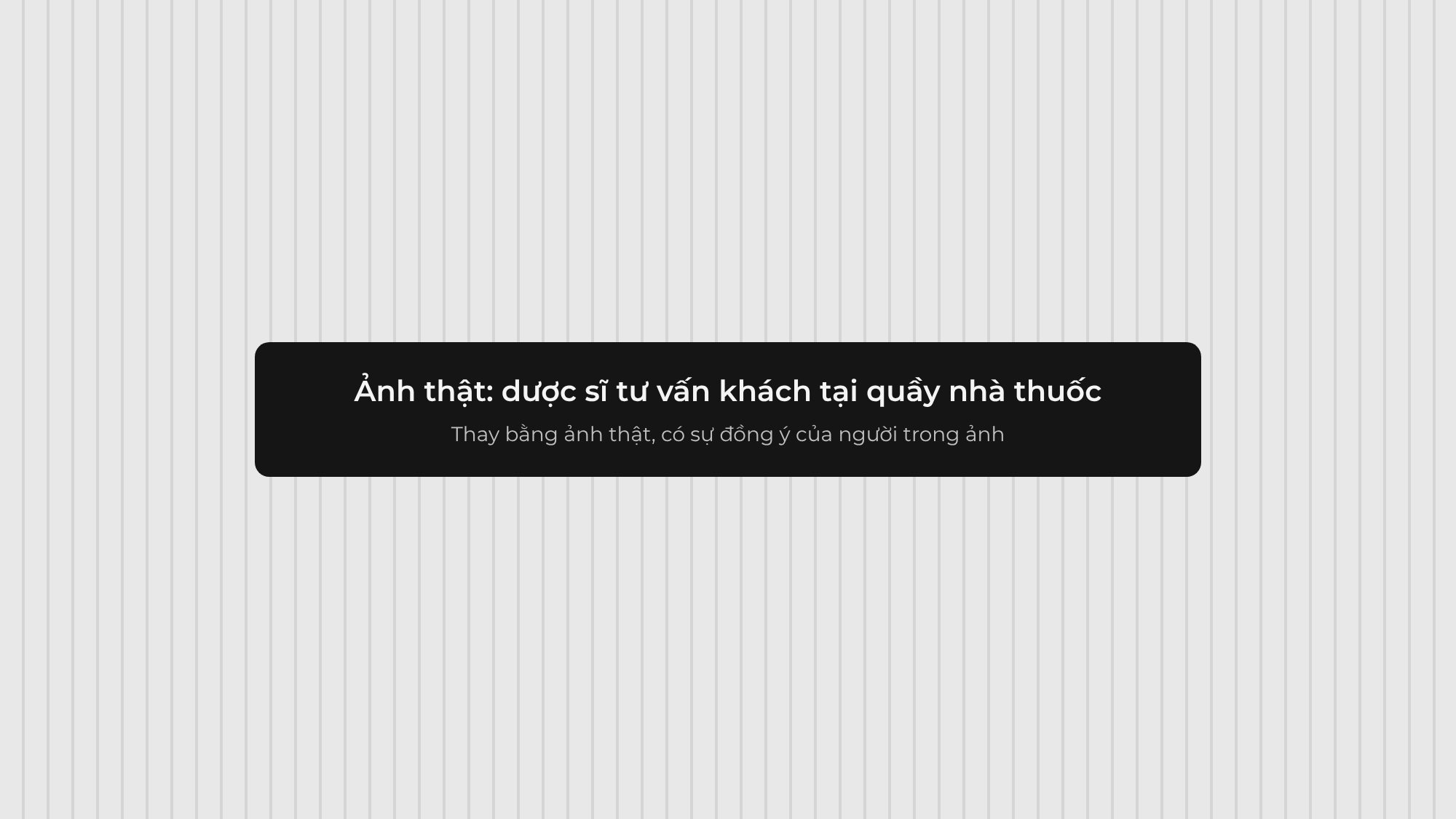Dược sĩ tư vấn khách tại quầy nhà thuốc có trưng bày sản phẩm
